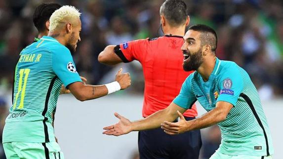 Arda Turan (d) celebra con Neymar su gol al Borussia. 