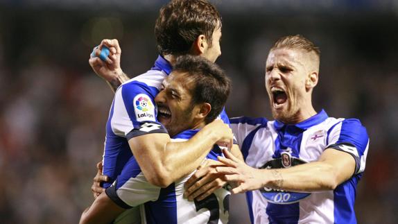 Los jugadores del Deportivo celebran su primer gol ante el Sporting..