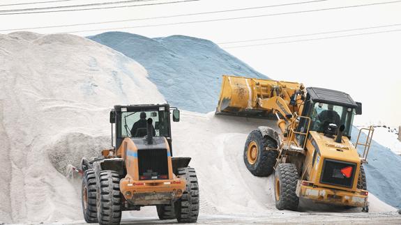 Trabajadores de EE UU mueven sal con tractores