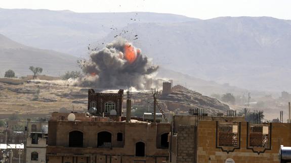 Bombardeo aéreo sobre Saná, capital de Yemen.