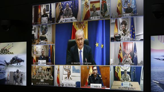 Pedro Morenés felicita por videconferencia a los mandos de las operaciones militares en el exterior.