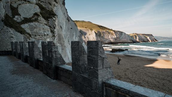 En la playa de Zumaia se preparan para parte del rodaje