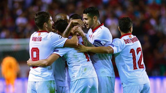 Los jugadores del Sevilla celebran uno de los goles del encuentro. 