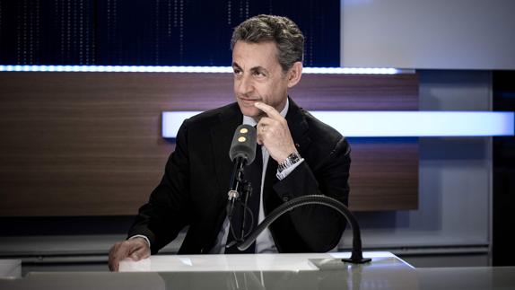 Nicolas Sarkozy participa en un programa de radio