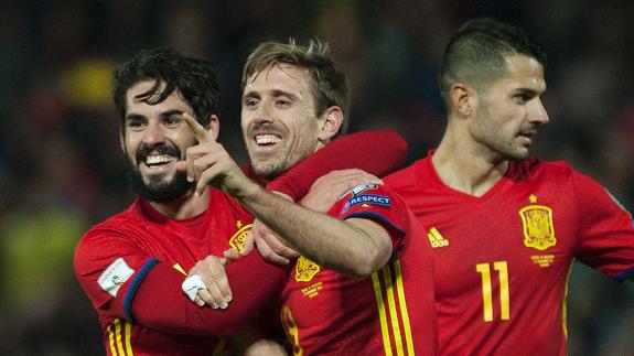 Monreal, tras marcar ante Macedonia. 