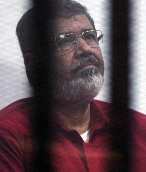 El expresidente egipcio Mohamed Mursi durante su juicio por espionaje en El Cairo.