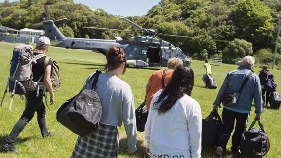 Turistas y lugareños evacuados por miembros del Ejército neozelandés. 