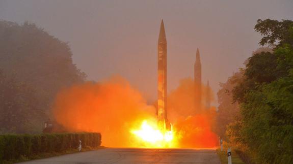 Imagen difundida por Corea del Norte en la que se ve el lanzamiento de un misil. 