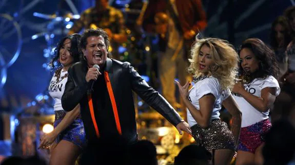 Carlos Vives, uno de los grandes triunfadores, actúa durante la gala. 