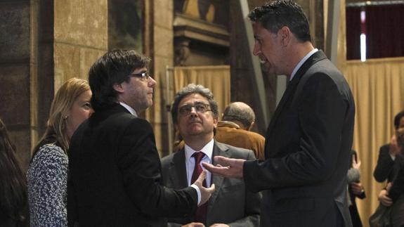 Enric Millo asiste a una charla entre Puigdemont y García Albiol. 