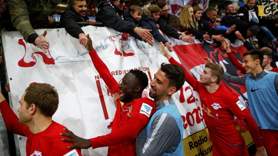 Los jugadores del Leipzig celebran el liderato. 