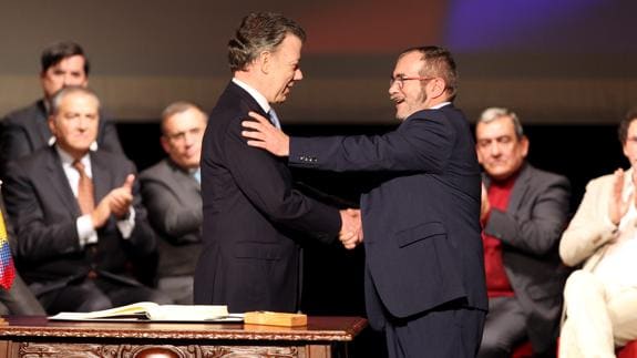Saludo entre Juan Manuel Santos y 'Timochenko', líder de las FARC.