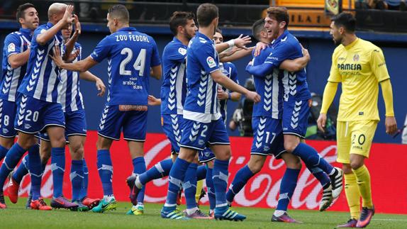 Los jugadores del Alavés celebran uno de los goles. 