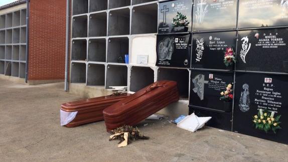 Los dos ataúdes sacados de sus nichos en el cementerio de Liria.