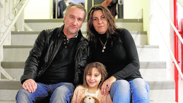 Nadia Nerea, junto a sus padres.