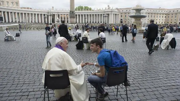 El Papa confesando a un peregrino en la calle.