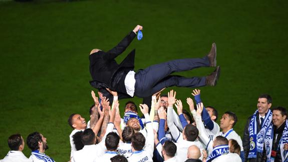 Zinedine Zidane, manteado por sus jugadores. 