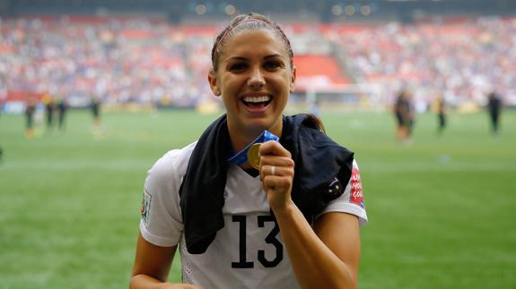 Alex Morgan celebra un título con Estados Unidos. 