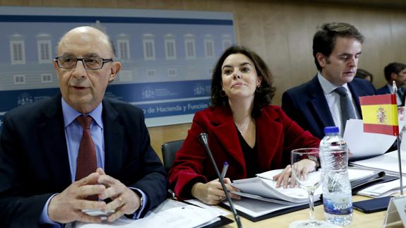 Soraya Sáenz de Santamaría (c) y Cristóbal Montoro (i), tras el Consejo de Política Fiscal y Financiera.