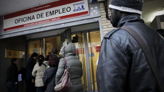 Cola en una oficina de empleo. 