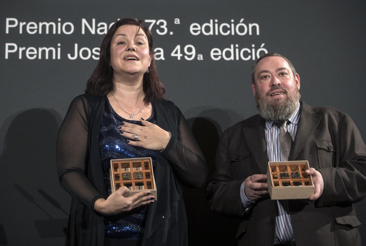 Care Santos, Premio Nadal, junto a Xavier Therós, ganador del Premio Josep Pla.