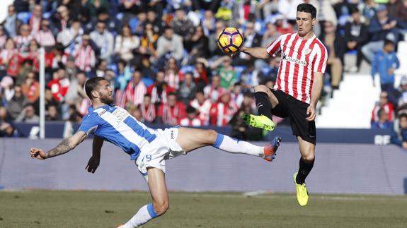 El centrocampista del Leganés David Timor y el delantero del Athletic Aritz Aduriz.