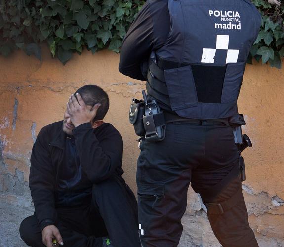 Un agente en la Cañada Real. 