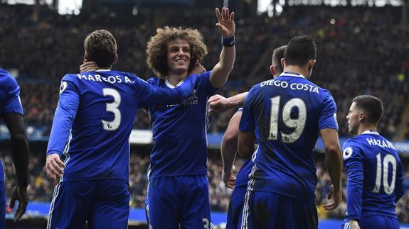 Los jugadores del Chelsea celebran uno de los goles. 