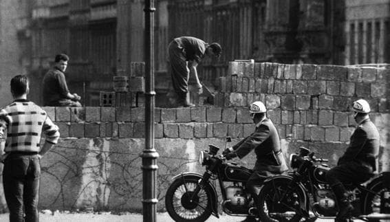 Construcción del Muro de Berlín en 1961.