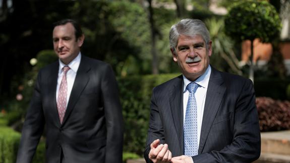 El ministro de Exteriores, Alfonso Dastis (d), junto al embajador de España en México, Luis Fernández-Cid.