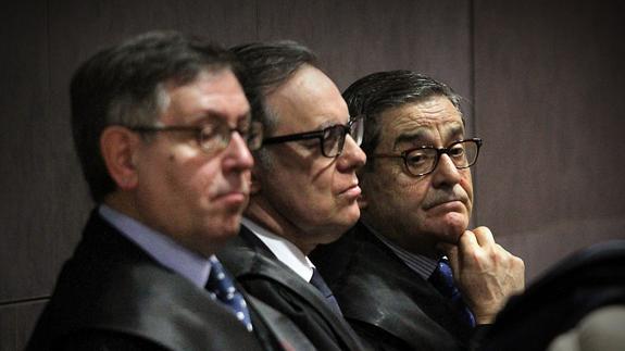Mikel Cabieces, Rafael Alcorta y Mario Fernández, durante el juicio del 'caso Kutxabank'.