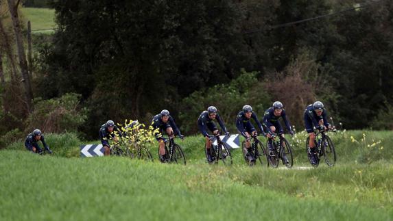 Los ciclistas del Movistar, durante la contrarreloj. 