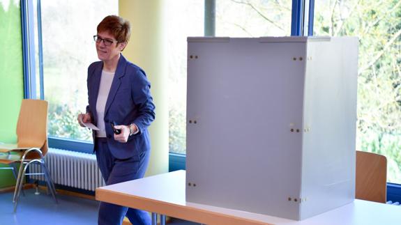 Annegret Kramp-Karrenbauer, candidata de la CDU, acude a votar.