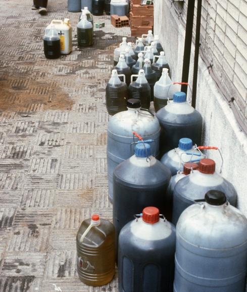 Canje de aceite adulterado por aceite de oliva en una imagen de 1981.