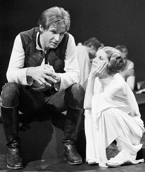 Harrison Ford charla con Carrie Fisher durante una pausa del rodaje del especial televisivo de la CBS 'The Star Wars Holiday'.