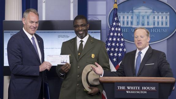 El secretario del Interior y el superintendente del Parque Histórico Nacional con el cheque.