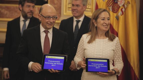 Cristóbal Montoro y Ana Pastor.