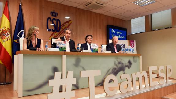 José Luis Rodríguez Zapatero (2i), este martes, en la sede del CSD. 