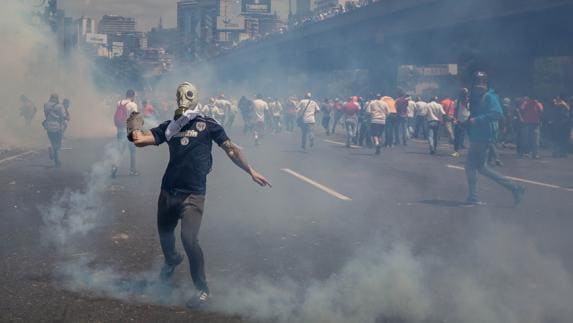 Un grupo de personas participan en una manifestación contra el gobierno venezolano. 