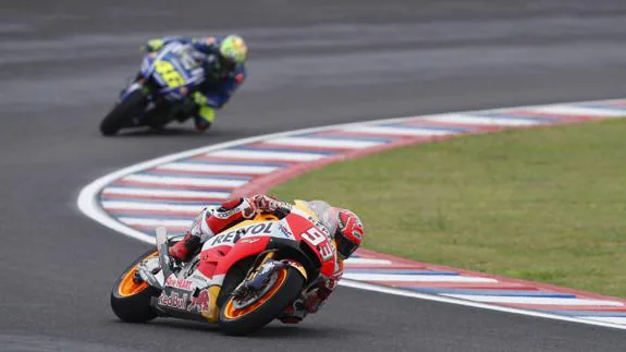 Marc Márquez, con Rossi detrás. 