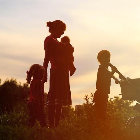 Carreras profesionales más sólidas e independencia económica y personal son algunos de los factores que han hecho posible que la mujer ejerza la decisión de ser madre de manera más libre.