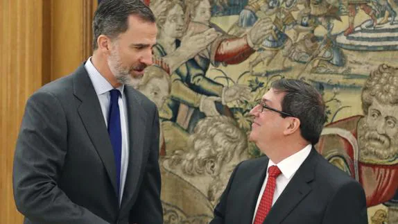 El Rey saluda al ministro de Relaciones Exteriores de Cuba, Eduardo Rodriguez Parrilla.