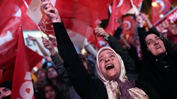 Seguidores de Erdogan celebran el resultado del referéndum.