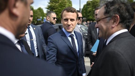 Macron (c), un día después de la primera vuelta de las elecciones presidenciales francesas. 