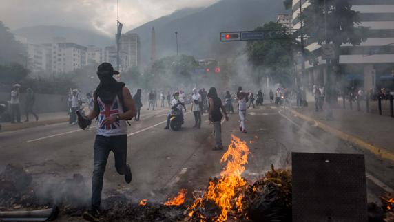 Un grupo de personas participan en una manifestación en Caracas (Venezuela).