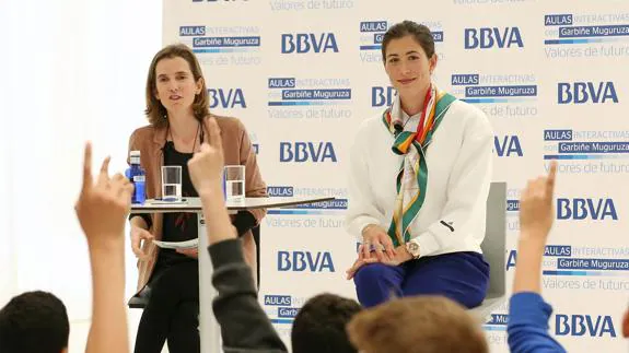 Garbiñe Muguruza atiende a las preguntas de los estudiantes. 