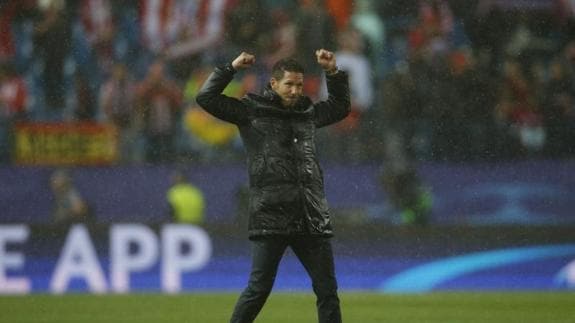 Simeone se dirige a la afición del Atlético tras la eliminación frente al Real Madrid. 