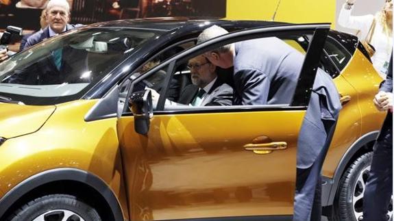 El presidente del Gobierno, Mariano Rajoy, a los mandos de un Renault Captur en el Automobile.
