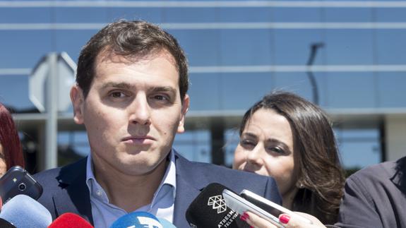 El presidente de Ciudadanos, Albert Rivera, tras visitar hoy el complejo científico Sincrotrón Alba. 