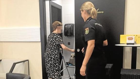 Una policía auxilia a una anciana en una imagen de archivo.